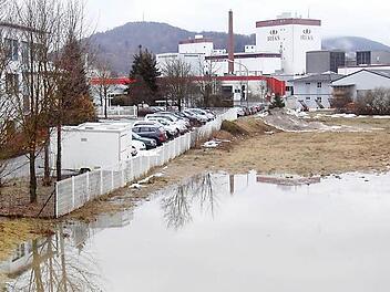 Wenn hier das Wasser weiter steigt, werden Grundstück und Betriebsgebäude der Metzgerei Weiß (links) überflutet. Die Stadt soll dafür sorgen, dass das nicht passiert, sagt Eigentümer Thomas Weiß.  Foto: pr.