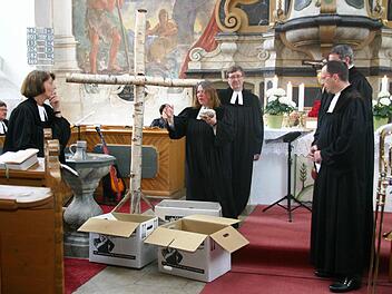 Die Geistlichen der beteiligten Gemeinden zeigten Gegenstände, die sie an Christi Himmelfahrt erinnern. Foto: Norbert Bechstein