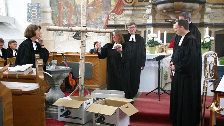 Die Geistlichen der beteiligten Gemeinden zeigten Gegenstände, die sie an Christi Himmelfahrt erinnern. Foto: Norbert Bechstein