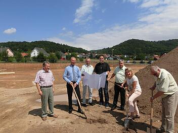 Das Bild zeigt (von rechts) Dieter Adam, Bürgermeisterin Doris Leithner-Bisani, den Rewe-Expansionsmanager Nordbayern, Josef Hassler, Geschäftsführer Stefan Hader von der bauausführenden Firma Gruber aus Altenstadt, Walter Amstätter von der Bauverwaltung der VG Untersteinach, Uwe Schramm und Fred Popp.  Foto: Tobias Braunersreuther