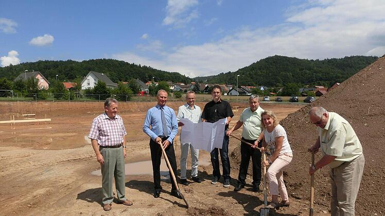 Das Bild zeigt (von rechts) Dieter Adam, Bürgermeisterin Doris Leithner-Bisani, den Rewe-Expansionsmanager Nordbayern, Josef Hassler, Geschäftsführer Stefan Hader von der bauausführenden Firma Gruber aus Altenstadt, Walter Amstätter von der Bauverwaltung der VG Untersteinach, Uwe Schramm und Fred Popp.  Foto: Tobias Braunersreuther