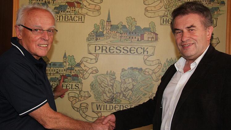 Arbeitskreis-Sprecher Karlheinz Fröhlich aus Wartenfels reicht Bürgermeister Siegfried Beyer aus Presseck die Hand. Aber aber auch Seibelsdorf und damit der Landkreis Kronach sind bei der Frankenwald-Allianz "Radspitze-Knock" mit im Boot. Foto: Sonja Adam