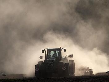 Während die landwirtschaftlichen Maschinen immer größer werden, nimmt das Verständnis der Bevölkerung - zum Beispiel für Verschmutzungen durch die landwirtschftliche Arbeit - immer mehr ab. Foto: Bernd Wüstneck dpa