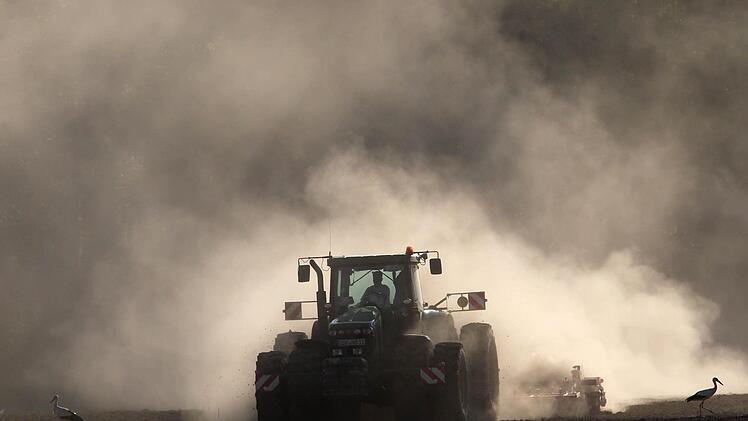 Während die landwirtschaftlichen Maschinen immer größer werden, nimmt das Verständnis der Bevölkerung - zum Beispiel für Verschmutzungen durch die landwirtschftliche Arbeit - immer mehr ab. Foto: Bernd Wüstneck dpa