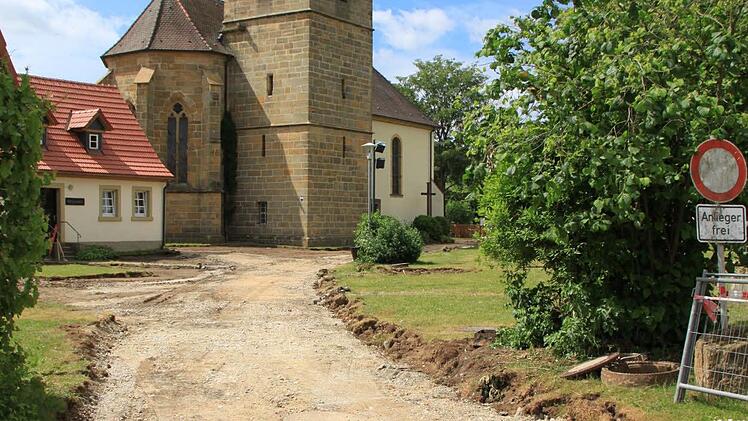 Der Platz vor der St.-Andreas-Kirche ist die gute Stube der Dorfgemeinschaft Wiesen.  Fotos: Matthias Einwag
