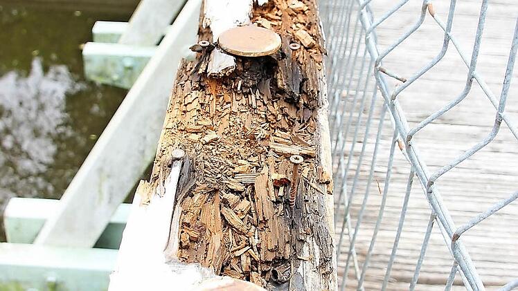 Das Holz der Balken bröselt.