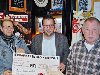 Dankbar nahm Rechtsanwalt Nicolas Sauer (Mitte) von der Max-Armbrecht-Leukämiehilfe die Spende der Bad Kissinger Facebook-Gruppe über 2 320 Euro von den Administratoren Jens Nöhrbaß (links) und Reinhard Weigand entgegen.  Foto: Sigismund von Dobschütz