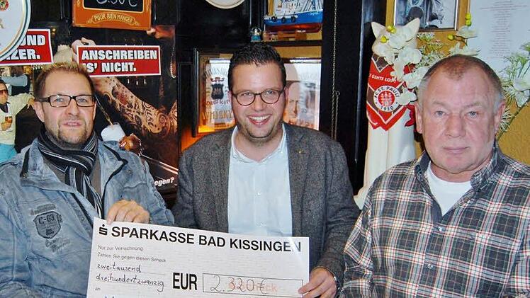 Dankbar nahm Rechtsanwalt Nicolas Sauer (Mitte) von der Max-Armbrecht-Leukämiehilfe die Spende der Bad Kissinger Facebook-Gruppe über 2 320 Euro von den Administratoren Jens Nöhrbaß (links) und Reinhard Weigand entgegen.  Foto: Sigismund von Dobschütz