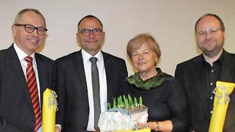 Dekan Roland Huth (Zweiter von links) dankte den drei Frontleuten der Pfarrei für ihr ehrenamtliches Engagement (von links): Kirchenpfleger Helmut Kollo, Susanne Schneider, Vorsitzende des Pfarrgemeinderates und Lorenz Freitag Vorsitzender des Seelsorgebereichsrates.
