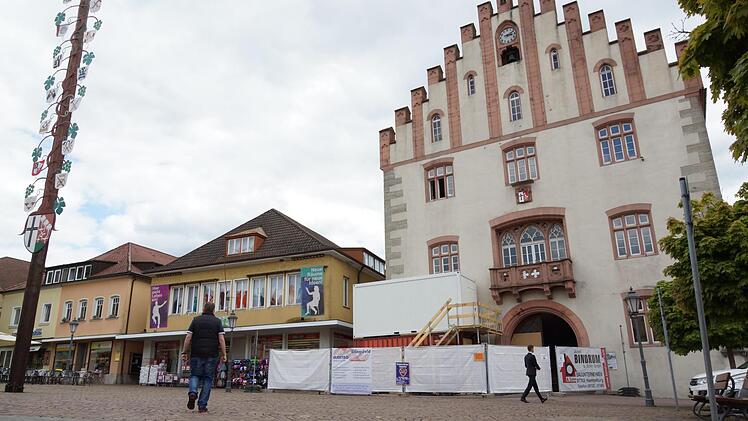 Nach der Sanierung des Rathauses wird der Umbau des früheren Kaufhauses folgen. Foto: Arkadius Guzy