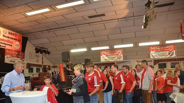 Während der Autogrammstunde gab es immer wieder kleine Dialoge zwischen Fans und Klaus Augenthaler und signiert wurde auf alles was die Fans wollten. Foto: K. H. Hofmann