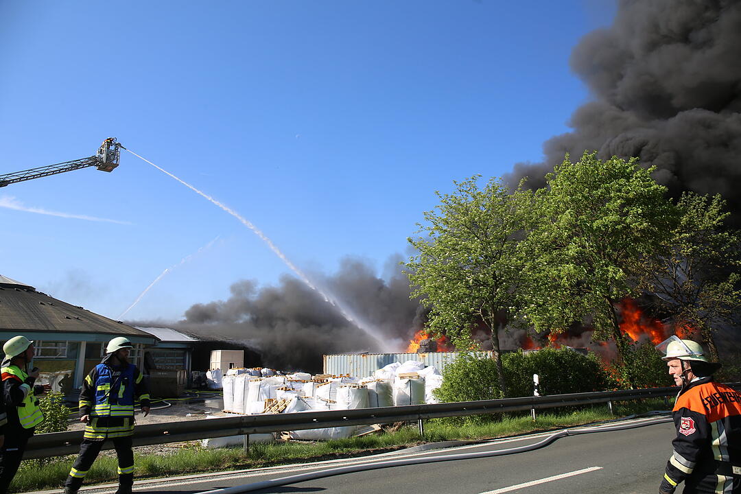 Firmengebäude in Oberfranken geht in Flammen auf