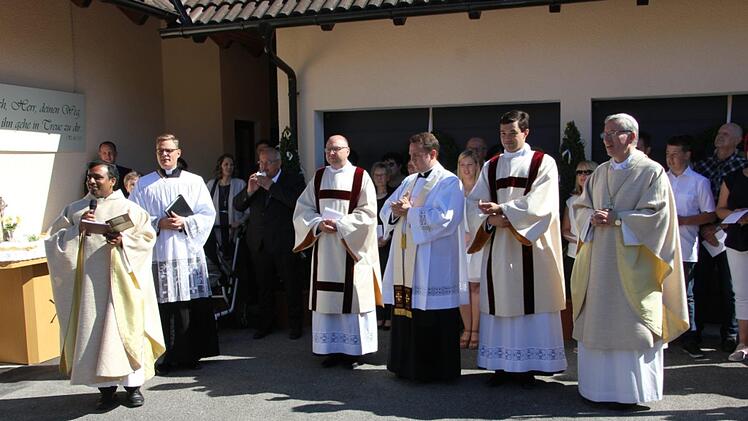 Pfarrer Cyriac Chittukalam begrüßt Tobias Fehn in Hirschfeld. Foto: Veronika Schadeck