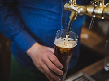 Nach einem heftigen Schlag mit einem Bierkrug wurde der Barkeeper der Bad Kissinger Kneipe "Eule" ohnmächtig. Die Polizei ermittelt nun. Symbolfoto: Pixabay/StockSnap