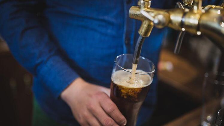 Nach einem heftigen Schlag mit einem Bierkrug wurde der Barkeeper der Bad Kissinger Kneipe "Eule" ohnmächtig. Die Polizei ermittelt nun. Symbolfoto: Pixabay/StockSnap