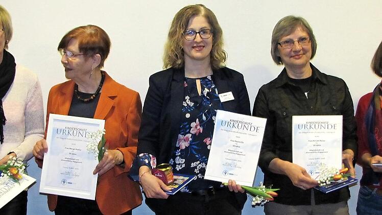 Der Kinderschutzbund ehrte am Dienstagabend langjährige Mitglieder. Das Bild zeigt von links Christa Kröncke, Marga Huelsz, Nazire Ün, Renate Bauer und Susanne Sonnefeld. Foto: Martin Koch