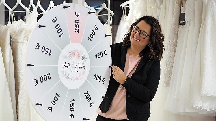 In ihrem virtuellen Adventskalender hat Kathrin Kellner täglich einen Gutschein für ihren Salon Tüll & Träume Brautmode verlost.  Fotos: Cindy Dötschel