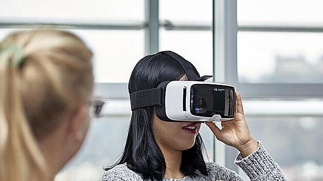 Virtuelle Realit&auml;t - auch damit experimentieren Studierende der Hochschule Coburg. Zukunftstechnologien ist einer der neuen Studieng&auml;nge.