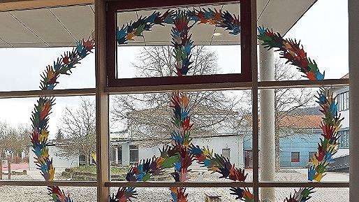 Vom Boden bis zur Decke reicht dieses imposante Friedenszeichen, gestaltet mit den Händen der Grundschulkinder. Es ist von der Aula und auch vom Schulhof aus zu sehen.