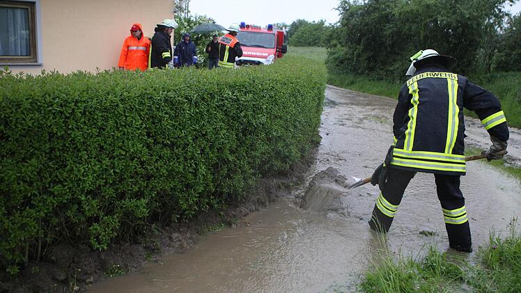 Bereits am Sonntag musste die Feuerwehr ausrücken. Hier in Schammelsdorf drohten Häuser vom aufgestauten Regenwasser überschwemmt zu werden. Foto: News5 / Herse