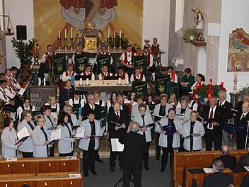 Der Volkschor Steinheid, im Hintergrund der Musikverein Nurn Foto: mw