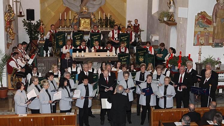 Der Volkschor Steinheid, im Hintergrund der Musikverein Nurn Foto: mw