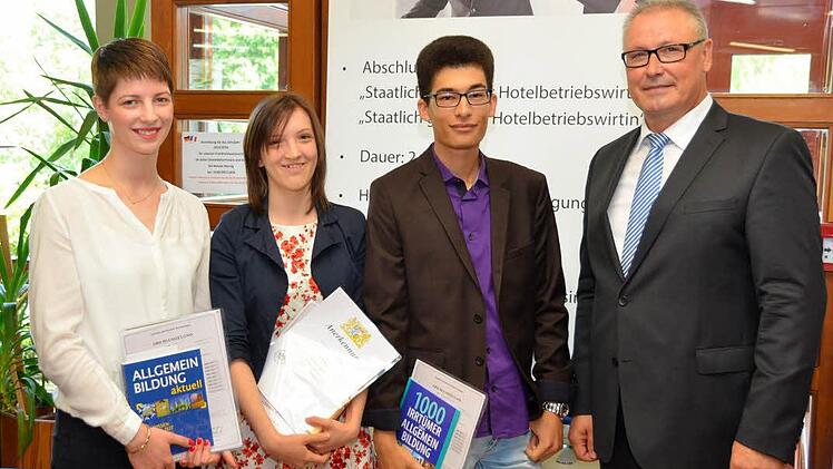 Lisa Fell (von links), Lisa Schultheis und Jan Hemmerich schafften eine glatte Eins im Abschlusszeugnis.  Foto: Peter Rauch