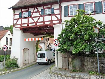 Das "Obere Tor" an der Hauptstraße ist eine der gefährlichen Straßenecken in Hiltpoltstein. Foto: Petra Malbrich