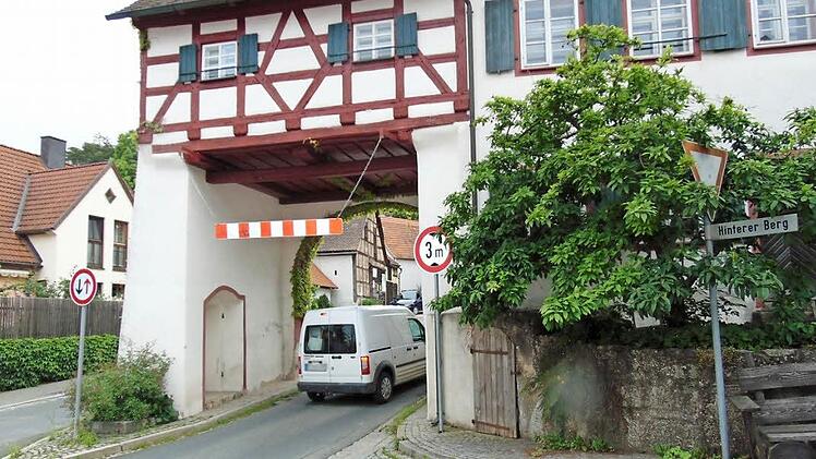 Das "Obere Tor" an der Hauptstraße ist eine der gefährlichen Straßenecken in Hiltpoltstein. Foto: Petra Malbrich