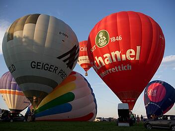 Die Ballons in Hannberg kurz vor dem Abheben. Sieben Ballons gingen zum Jubiläum des Raiffeisenbank Ballonmeetings in die Höhe. Foto: Stefan Reinmann
