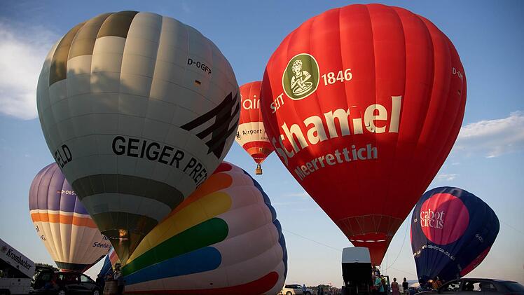 Die Ballons in Hannberg kurz vor dem Abheben. Sieben Ballons gingen zum Jubiläum des Raiffeisenbank Ballonmeetings in die Höhe. Foto: Stefan Reinmann