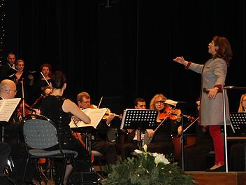 Bei ihrer Konzertmatinee in der Dr.-Stammberger-Halle besann sich Dirigentin Ljubka Biagioni zu Guttenberg auf wunderschöne Weihnachtsmusik. Fotos: Sonny Adam