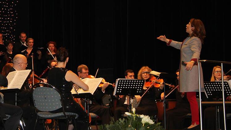 Bei ihrer Konzertmatinee in der Dr.-Stammberger-Halle besann sich Dirigentin Ljubka Biagioni zu Guttenberg auf wunderschöne Weihnachtsmusik. Fotos: Sonny Adam