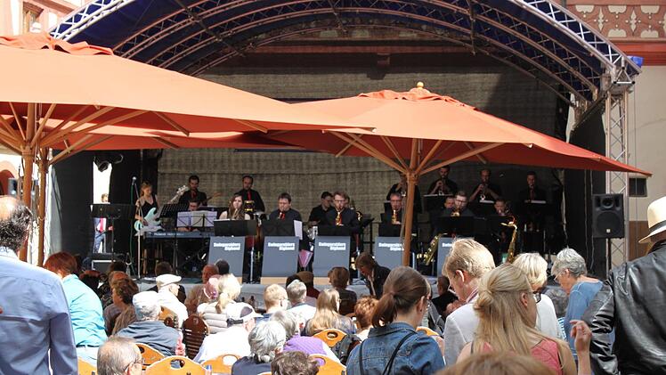 Zum Kunsthandwerkermarkt und verkaufsoffenen Sonntag waren zahlreiche Besucher gekommen. Foto: Carmen Schwind