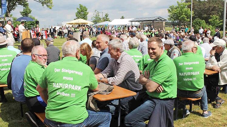 Gr&uuml;n: Die Delegation mit den gr&uuml;nen Shirts setzt sich daf&uuml;r ein, dass der Steigerwald Naturpark bleibt.