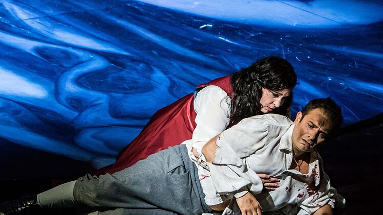 Probenszene aus der Neuinszenierung von "Tosca" am Landestheater Coburg: Celeste Siciliano als Tosca und Milen Bozhkov als Cavaradossi.Foto: Jochen Berger