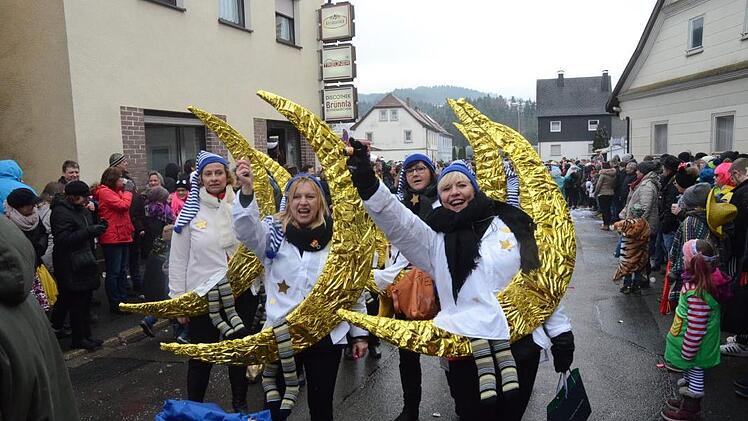 Fast tausend Teilnehmer mit Gruppen und Motivwagen waren in Rothenkirchen dabei.Karl-Heinz Hofmann