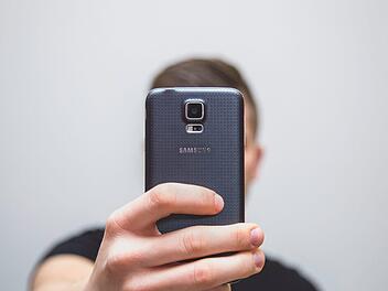 Es ist kaum zu glauben: Ein Mann hat in Italien ein Selfie von sich aufgenommen - mit einem schwer verletzten Unfallopfer im Hintergrund.  Die Frau war unter den Zug geraten. Symbolfoto: pixabay.com / tookapic