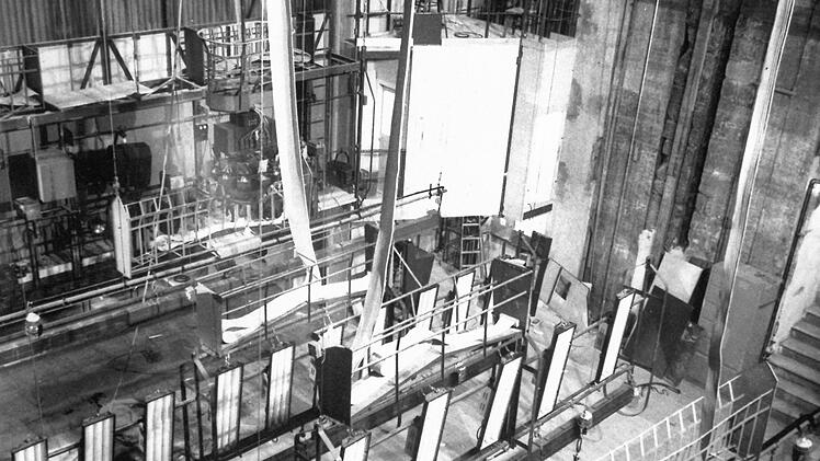 September 1963: Die neue Beleuchtung schwebt über der Bühne. Foto: CT-Archiv / Frick