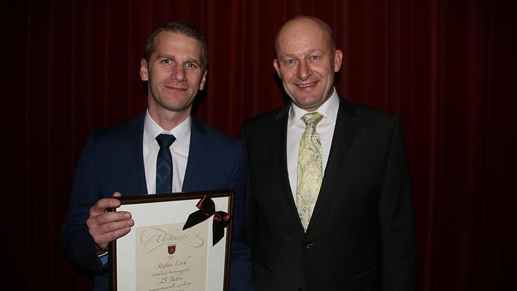 Stefan Loch (l.) erhielt von Bürgermeister Claus Schwarzmann eine Urkunde. Foto: Sylvia Hubele