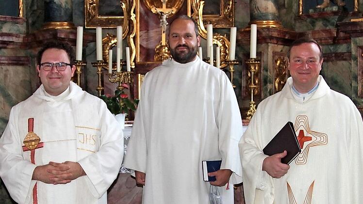 Bei der Einführung des Pastoralreferenten für die Pfarreien Dankenfeld (mit Kirchaich) und Priesendorf (mit Lembach): Kaplan Christian Wohlfahrt, Gregor Froschmayr und Pfarrer Albert Müller (von links)  Foto: gg