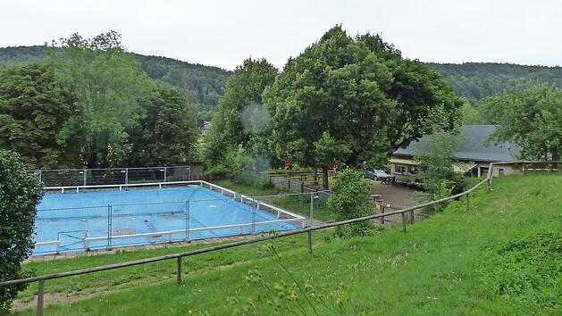 Nur Sonnenbaden geht heuer im Streitberger Familienbad, da die Sch&auml;den am Becken eine Notreparatur bis zur Generalsanierung nicht mehr zulassen.