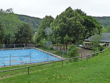 Nur Sonnenbaden geht heuer im Streitberger Familienbad, da die Schäden am Becken eine Notreparatur bis zur Generalsanierung nicht mehr zulassen.