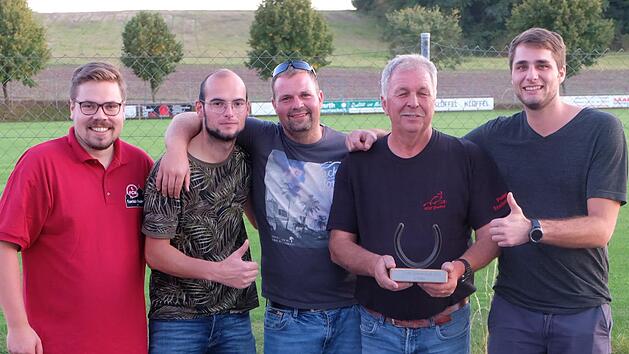 Die siegreiche Mannschaft vom  MSC Ziegelloch beim Pressefoto (von links): Turnierleiter Fabian Seufert, Manuel Schmitt, Franz Saal, Peter Saal und Michael Herterich.