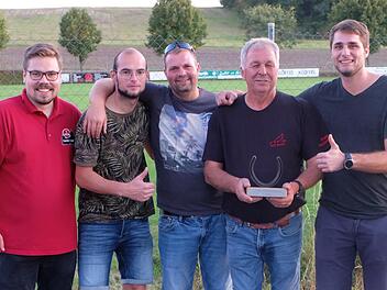 Die siegreiche Mannschaft vom  MSC Ziegelloch beim Pressefoto (von links): Turnierleiter Fabian Seufert, Manuel Schmitt, Franz Saal, Peter Saal und Michael Herterich.