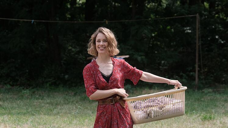 Nadja (Paula Beer) ist die Nichte einer Kollegin von Felix' Mutter. Daher durfte sich die Saisonkraft in deren Ferienhaus an der Ostsee einquartieren. Dummerweise wussten Felix und sein bester Freund Leon nichts davon, die sich die Unterkunft nun mit Nadja teilen müssen.