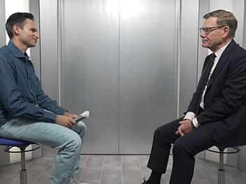 Johann Wadephul (rechts) stellt sich bei "Next Stop K&ouml;ster" den kritischen Fragen von Fabian K&ouml;ster - eingesperrt in einem Fahrstuhl.