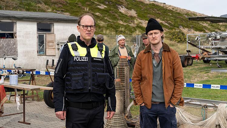 Polizist Schneider (Stephan A. T&ouml;lle, links) wurde von seinem Cousin Niels (Leo Schneider) an den Hafen gerufen. Ein Toter wurde gefunden.