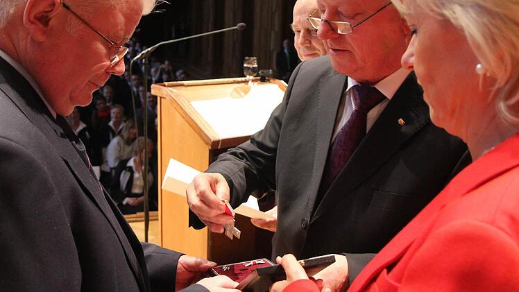 Heinrich Grötsch erhielt im Beisein von Landrätin Tamara Bischof von DRK-Präsident Rudolf Seiters das DRK-Ehrenzeichen.  Foto: Michael Gründel