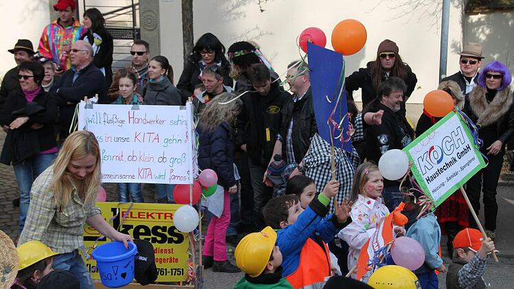 Die Kindergartenkinder führen den Zug an.